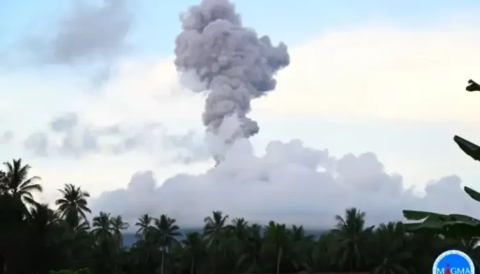 Gunung Ibu Erupsi, Tinggi Letusan Mencapai 1.500 Satuan Pengukuran