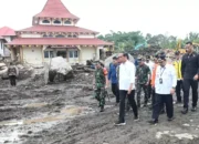 Jokowi Tinjau Lokasi Banjir Bandang Sumbar, Siapkan Lahan Relokasi Korban Terdampak