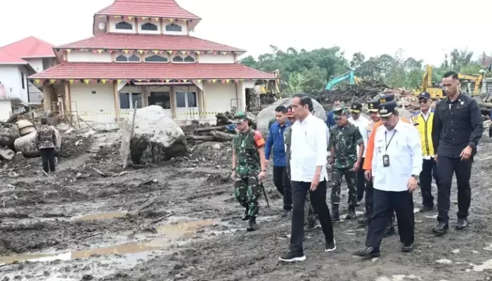 Jokowi Tinjau Lokasi Banjir Bandang Sumbar, Siapkan Lahan Relokasi Korban Terdampak