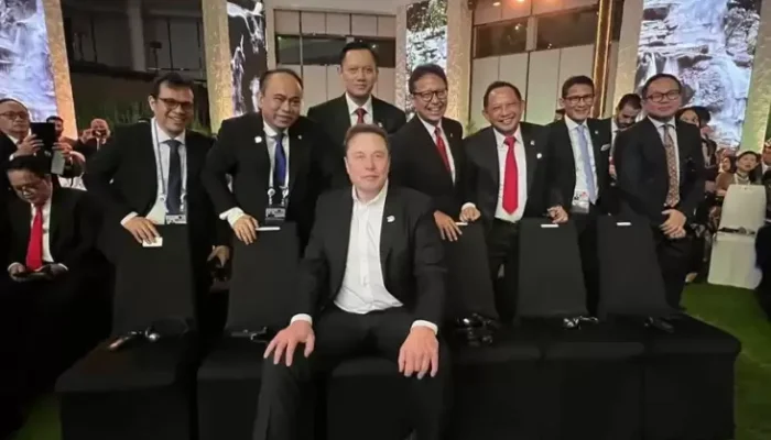 Momen Menteri dan juga Wamen Berpose di Belakang Elon Musk di dalam WWF 2024