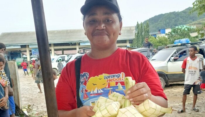 Pedagang Papua rutin terima pesanan daun ketupat ketika Idul Adha