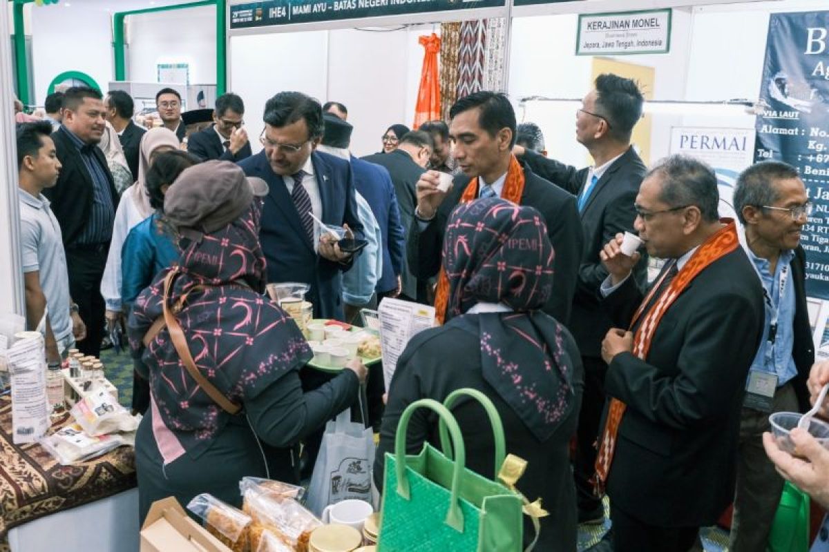 Dubes Achmad resmi mengungkap Tanah Air Halal Expo 2024 ke Brunei