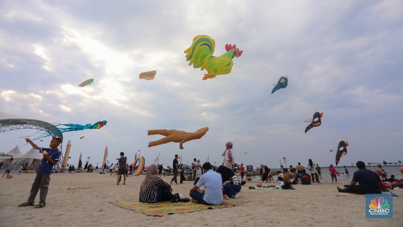 Ada Penampakan Ayam juga Kuda Laut Raksasa Terbang di Atas Pantai Ancol