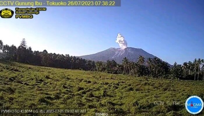 Gunung Ibu di dalam Halmahera Erupsi, Tinggi Abu Vulkanik Capai 5 Km