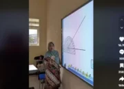 Viral Guru ke Pasuruan Gunakan Papan Tulis Touchscreen