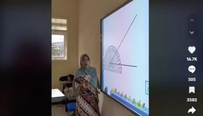 Viral Guru ke Pasuruan Gunakan Papan Tulis Touchscreen