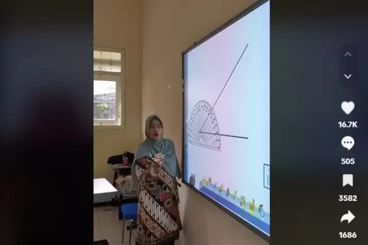 Viral Guru ke Pasuruan Gunakan Papan Tulis Touchscreen