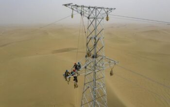 Proyek listrik dengan menara transmisi tertinggi Xinjiang rampung