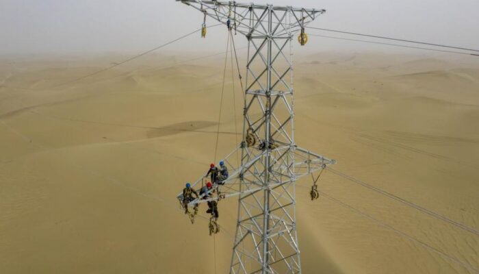 Proyek listrik dengan menara transmisi tertinggi Xinjiang rampung