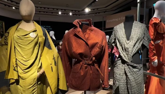 Pakaian serta perhiasan mendiang Vivienne Westwood dilelang