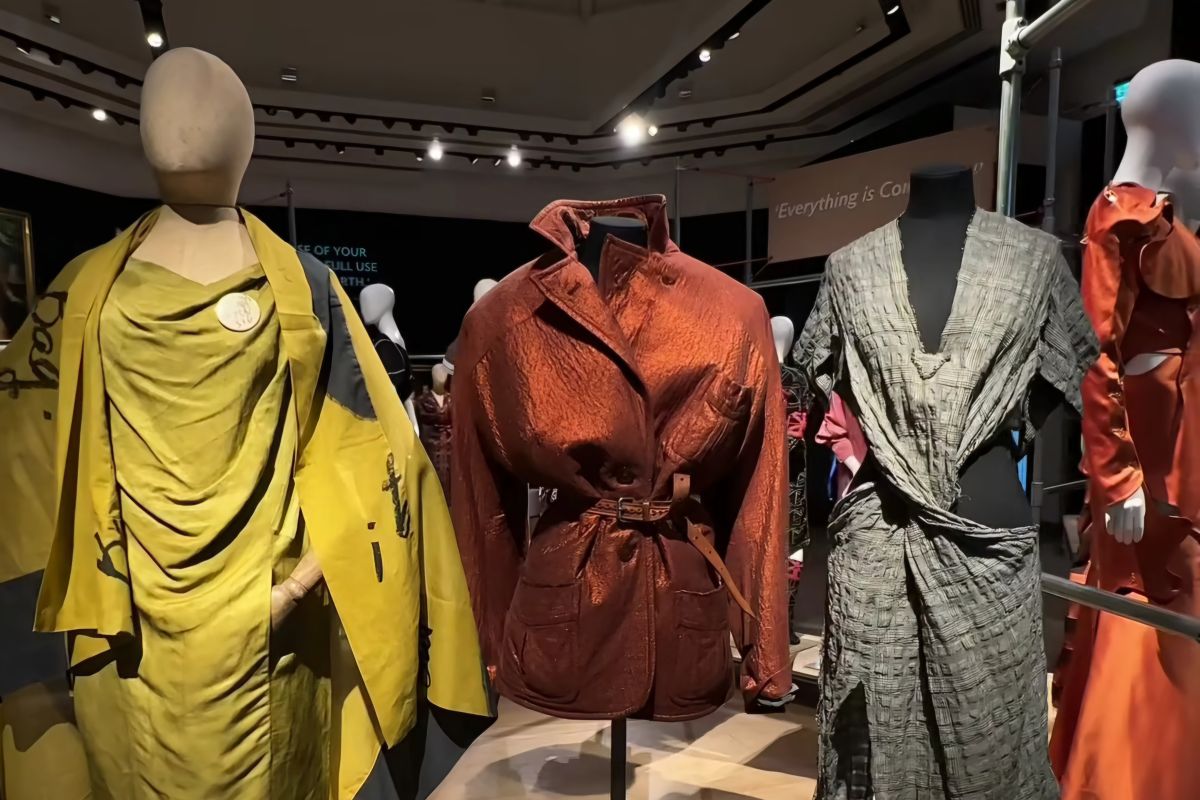 Pakaian dan juga perhiasan mendiang Vivienne Westwood dilelang