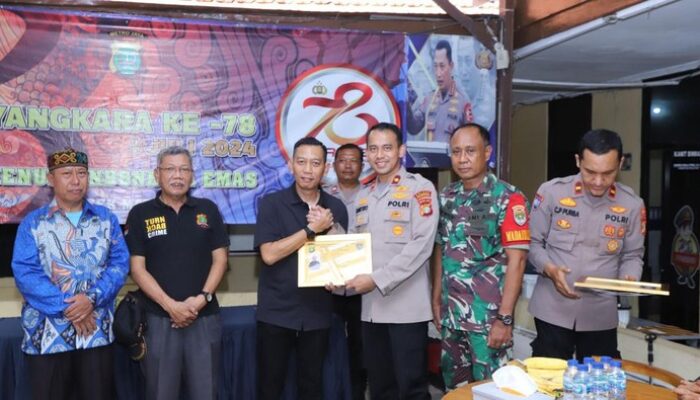 Polsek Mampang Serahkan Kartu Anggota FKPM ke HUT ke-78 Bhayangkara